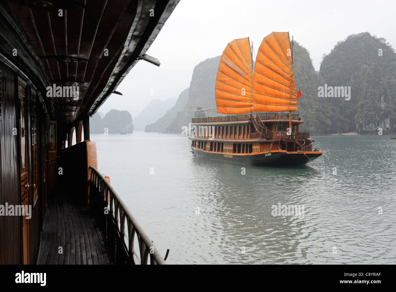 Asien, Vietnam, Halong-Bucht. Traditionelles Segeln Trödel auf die Halong-Bucht. Bezeichnet ein UNESCO-Weltkulturerbe im Jahr 1994, der s... Stockfoto