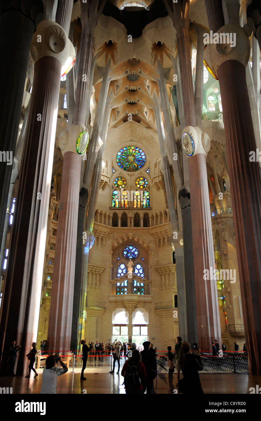 Innenraum des Basílica y Templo Expiatorio De La Sagrada Familia, Barcelona, Spanien Stockfoto