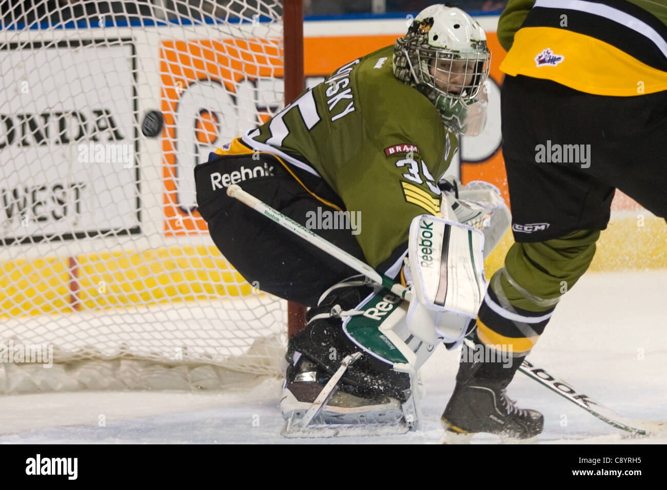 London Ontario, Kanada - 4. November 2011. Brampton Bataillon Torwart Uhren Matej Machovsky, wie das Spiel Siegtor von ihm bekommt. London gewann das Spiel 3: 2 erzielte den Siegtreffer in der letzten Minute der dritten Periode. Stockfoto