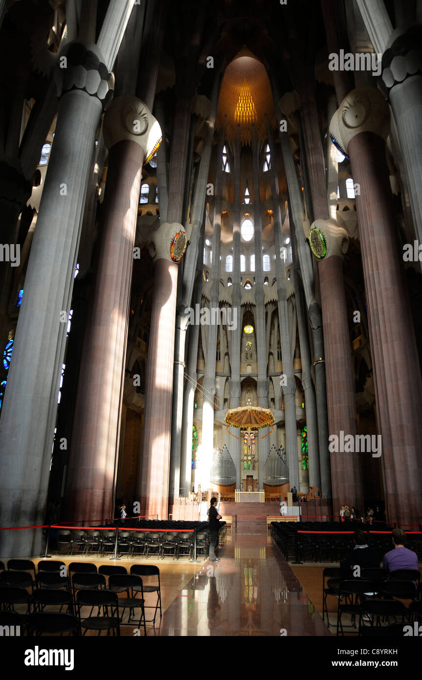 Innenraum des Basílica y Templo Expiatorio De La Sagrada Familia, Barcelona, Spanien Stockfoto