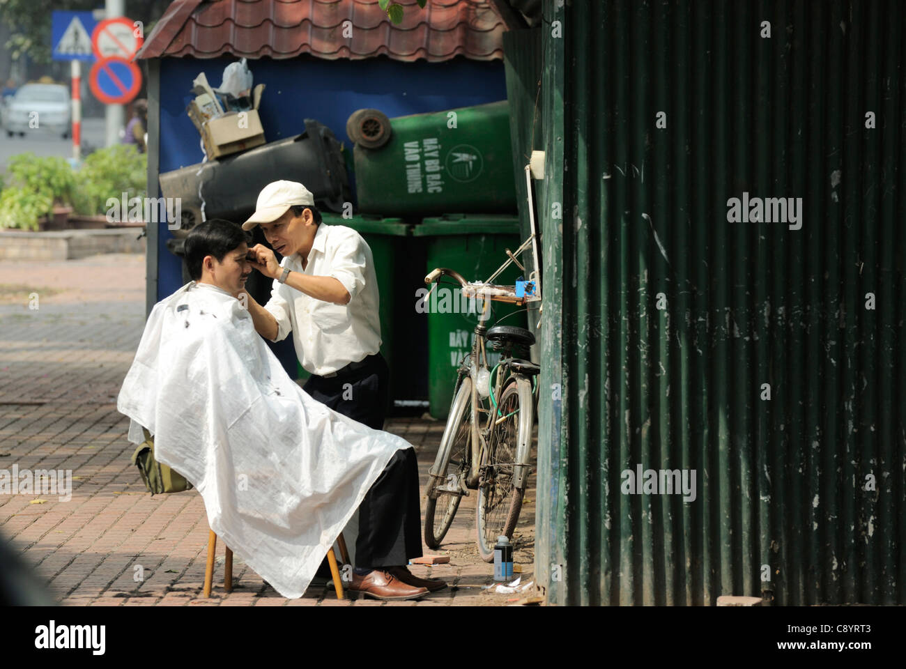 Asien, Vietnam, Hanoi. Hanoi Altstadt. Typische am Straßenrand Friseursalon... Stockfoto