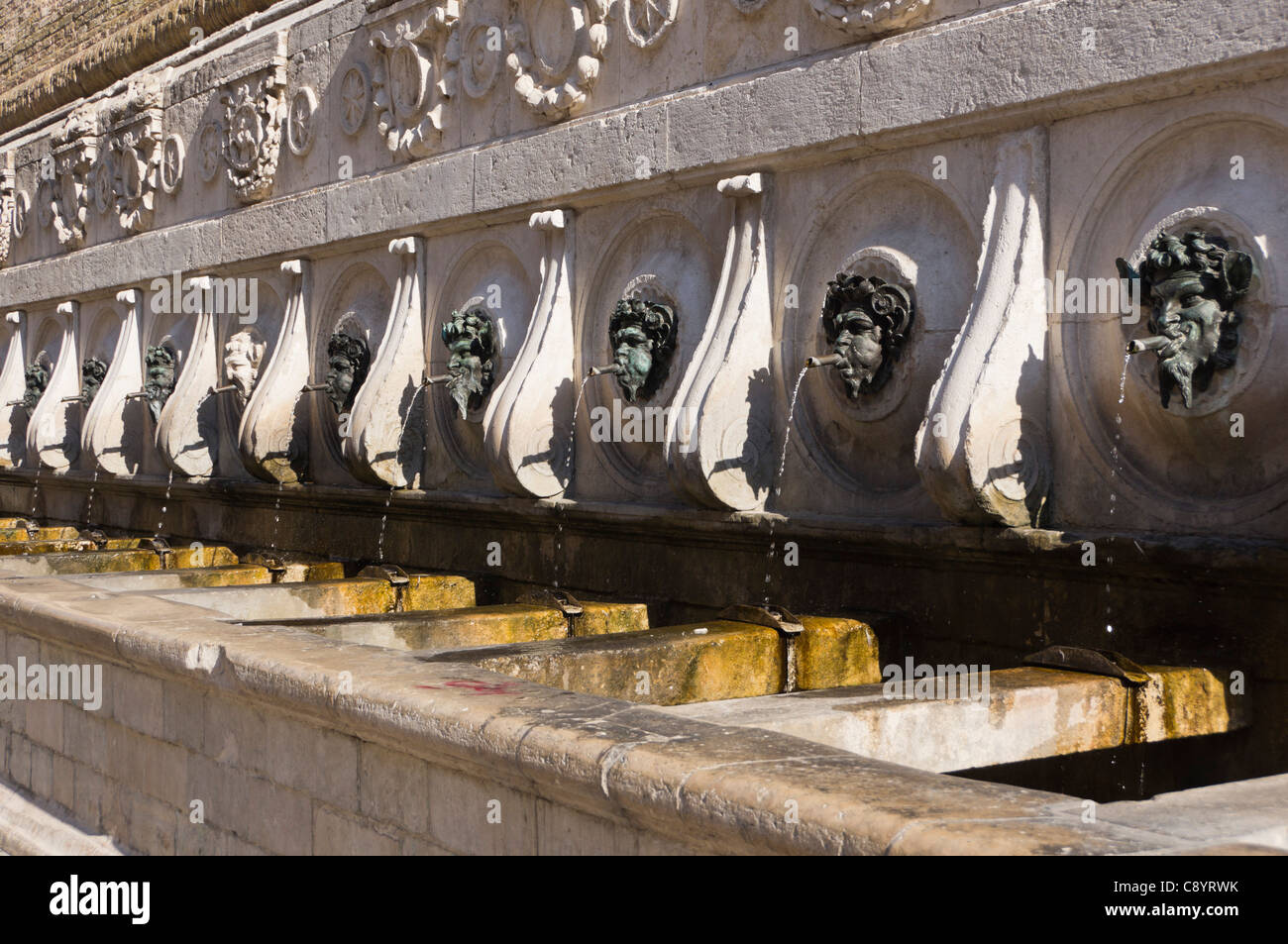 Ancona Italien - Fontana del Calamo, XIV. Jahrhundert, Attr Pellegrino Tibaldi. Für die Bewässerung von Pferd. Bronze Satyr Kopf Tüllen. Stockfoto