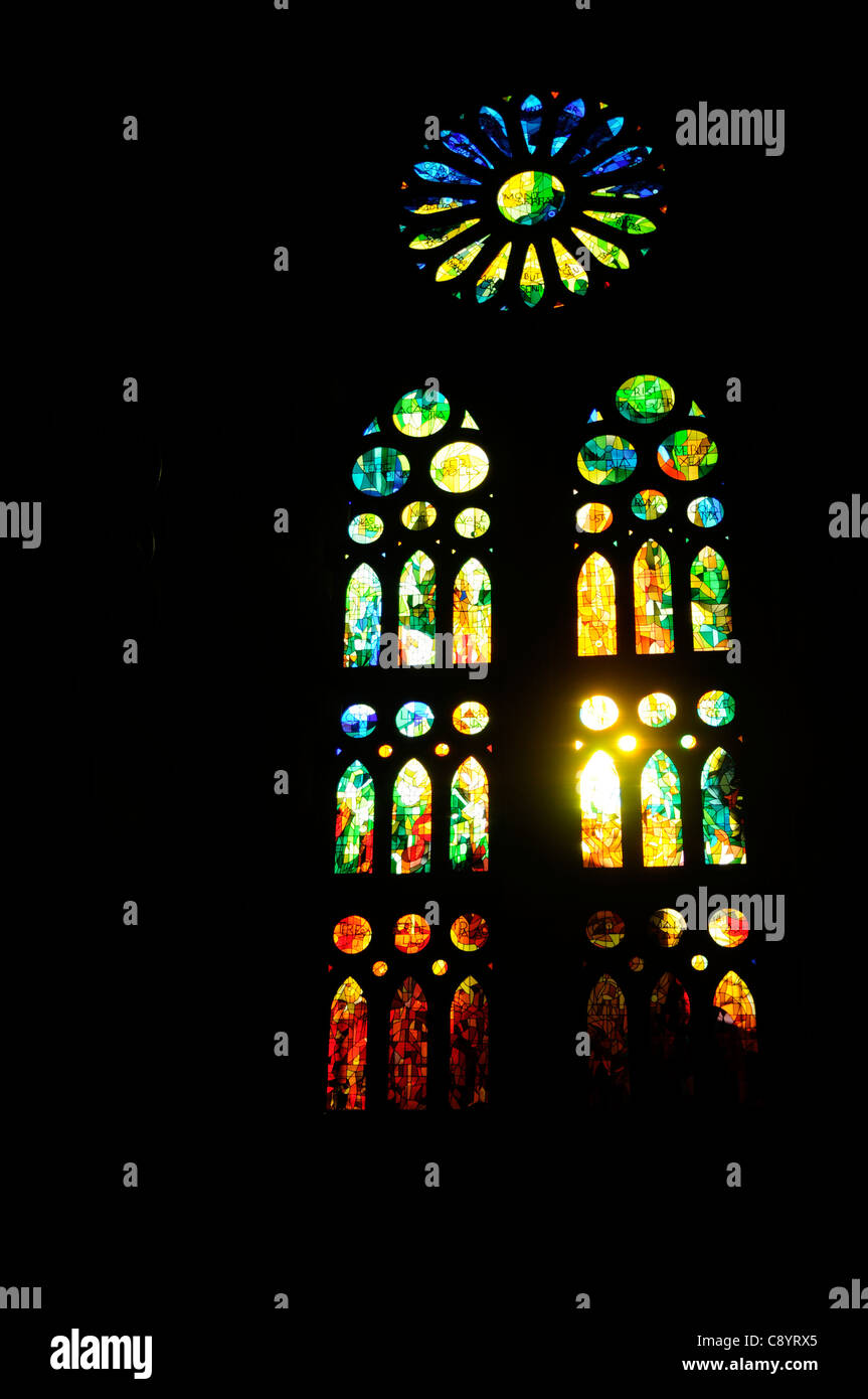 Glasfenster im Basílica y Templo Expiatorio De La Sagrada Familia, Barcelona, Spanien Stockfoto