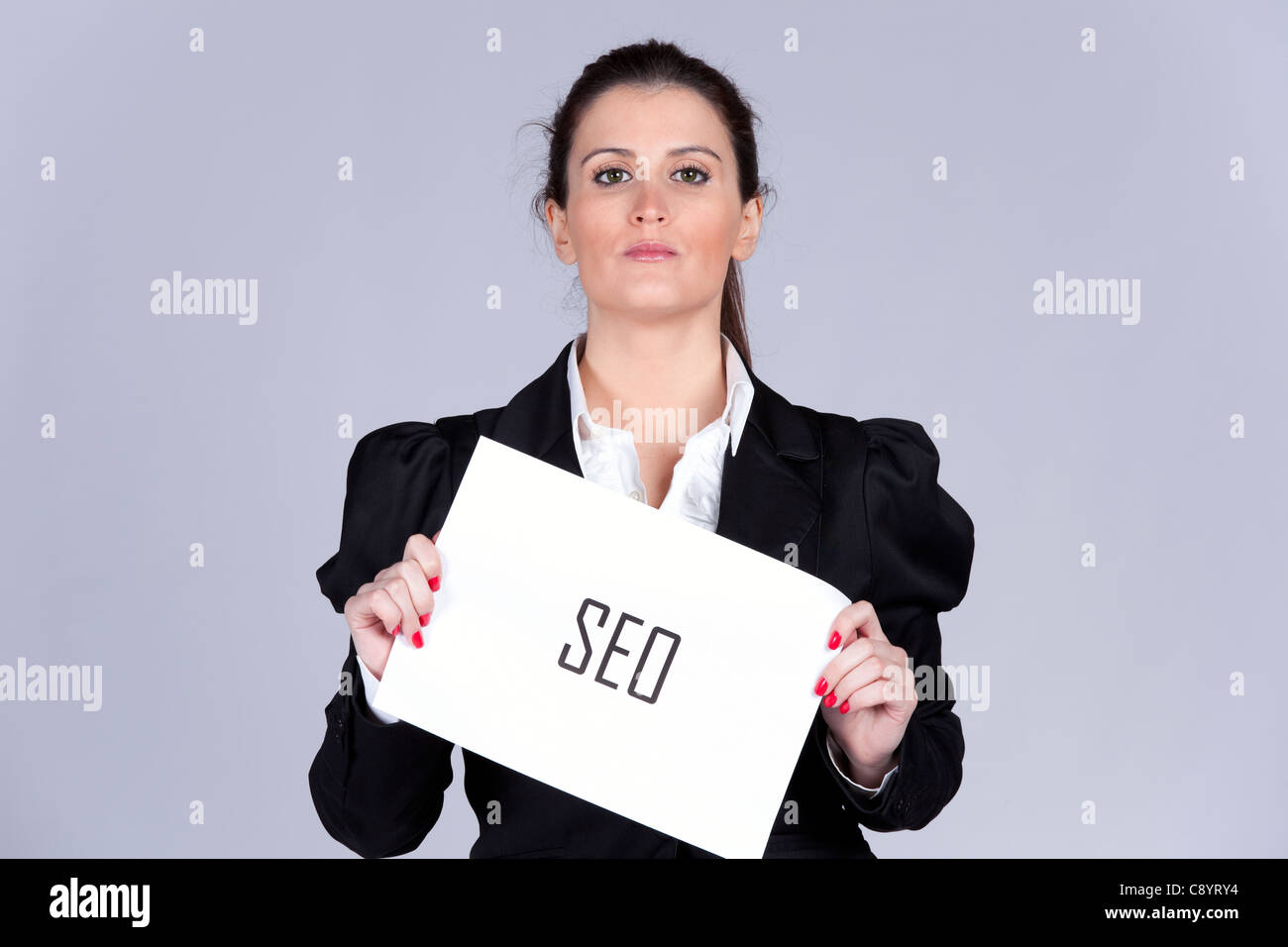 Geschäftsfrau hält eine Papier mit dem Wort SEO Stockfoto