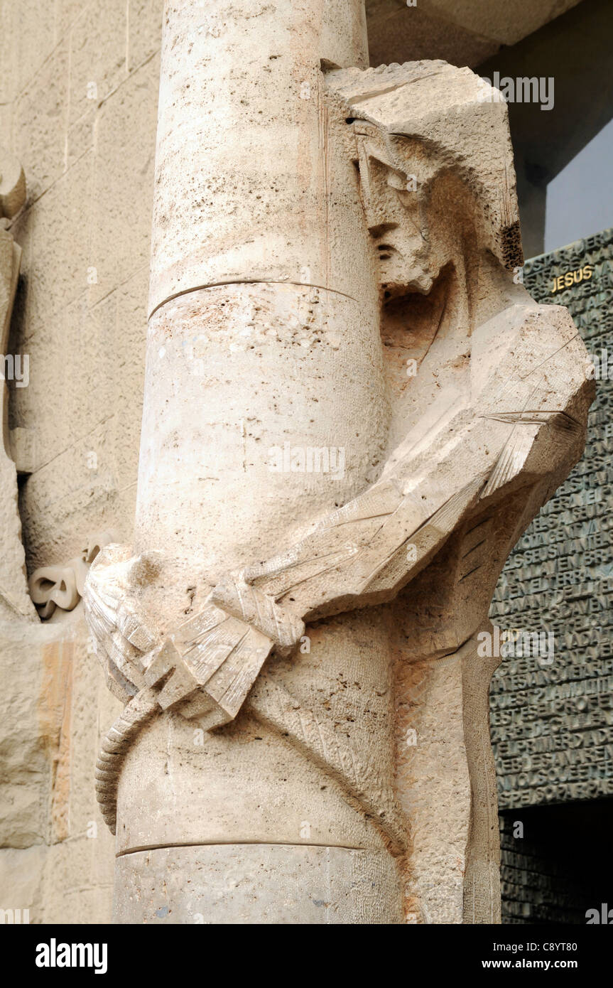 Ecce Homo-Skulptur vor der Leidenschaft Fassade des Basílica y Templo Expiatorio De La Sagrada Familia, Barcelona. Stockfoto