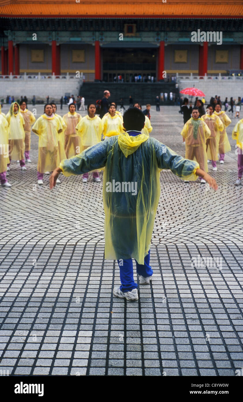 Junge Leute marschieren Bohren Chiang Kai-Shek Memorial Hall Square Taipei Taiwan ROC Stockfoto