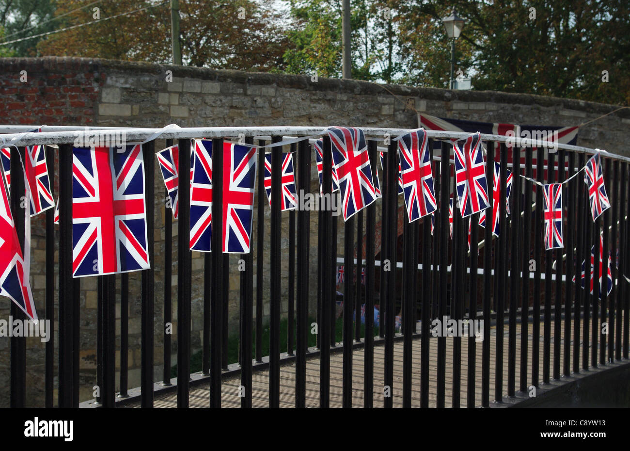 Zeile des Union Jacks drapiert über eine Kanalbrücke bei Stoke Bruerne; ein "Dorf im Krieg" feiern Stockfoto