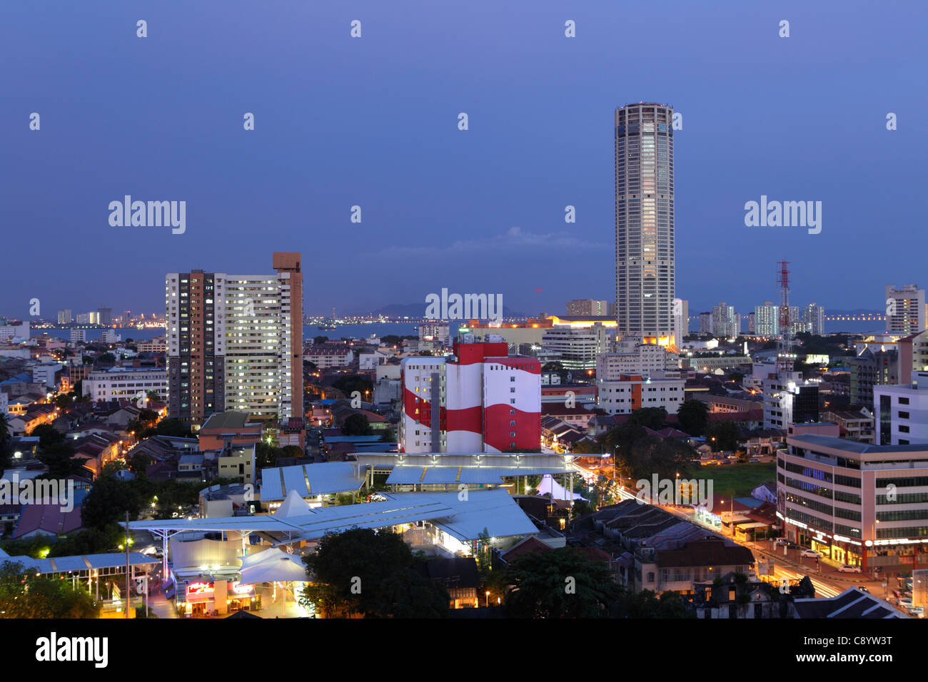Menara Komtar Turm bei Dämmerung, Georgetown, Penang, Malaysia Stockfoto