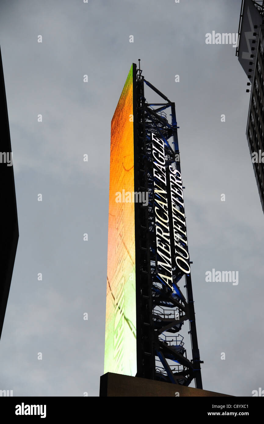 Grauer Himmel Dämmerung Porträt bunten Stahl Werbeturm, Top American Eagle Outfitters Bekleidungsgeschäft, 7th Avenue, New York Stockfoto