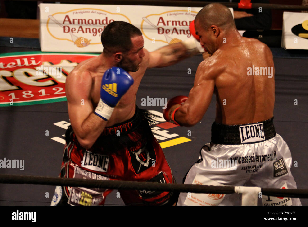 Florenz (IT), 4. November 2011: Bundu VS Petrucci, Welter Gewicht Boxen europäischen Titel @ Mandela Forum - Stockfoto