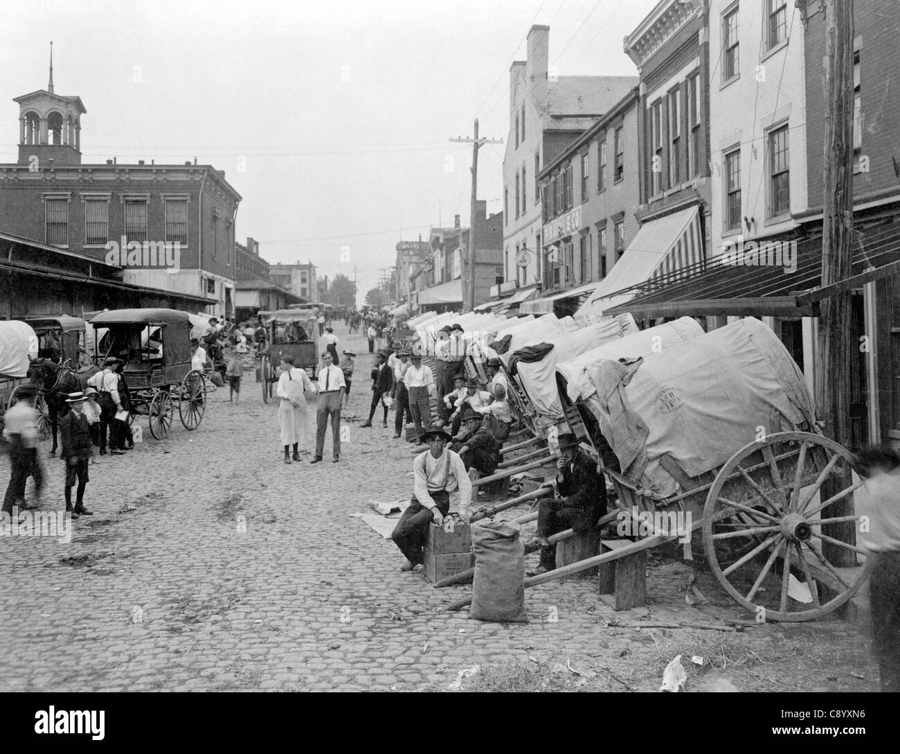 Sixth Street market, Richmond, Virginia, ca. 1908-Anbieter und ihre Karren säumen die Straße. Stockfoto