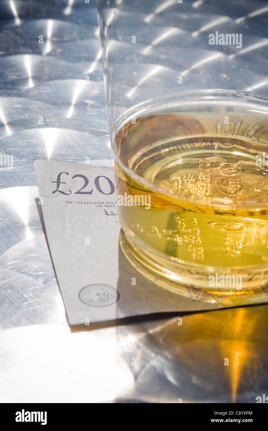 Glas Bier und Zahlung Stockfoto