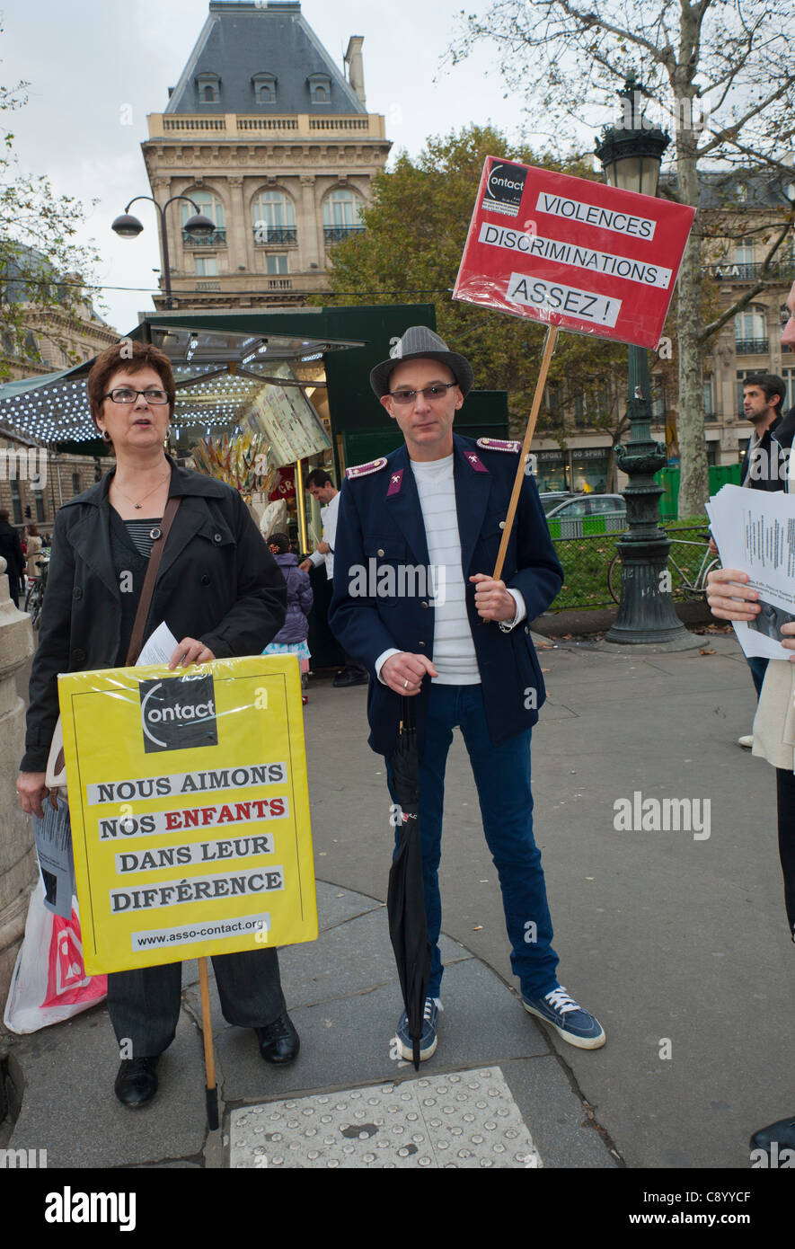 Paris, Frankreich, Aktivisten schwuler Eltern demonstrieren gegen Homophobie, Anti-Diskriminierung, halten Protestschilder, "Wir lieben unsere Kinder in ihrem Unterschied" Proteste, Demonstration lgbt, paris republique Demonstration Stockfoto