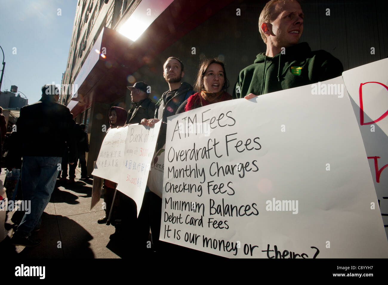 Lokale Gemeinschaftsorganisationen Rallye vor einer Filiale der Bank of America in Chinatown in New York auf Bank Transfer Day, Samstag, 5. November 2011. Bank Transfer Day ist eine Graswurzelbewegung, die Förderung der Verbraucher um ihr Guthaben auszahlen lassen, von großen Banken und erneut auf Cre einzahlen Stockfoto