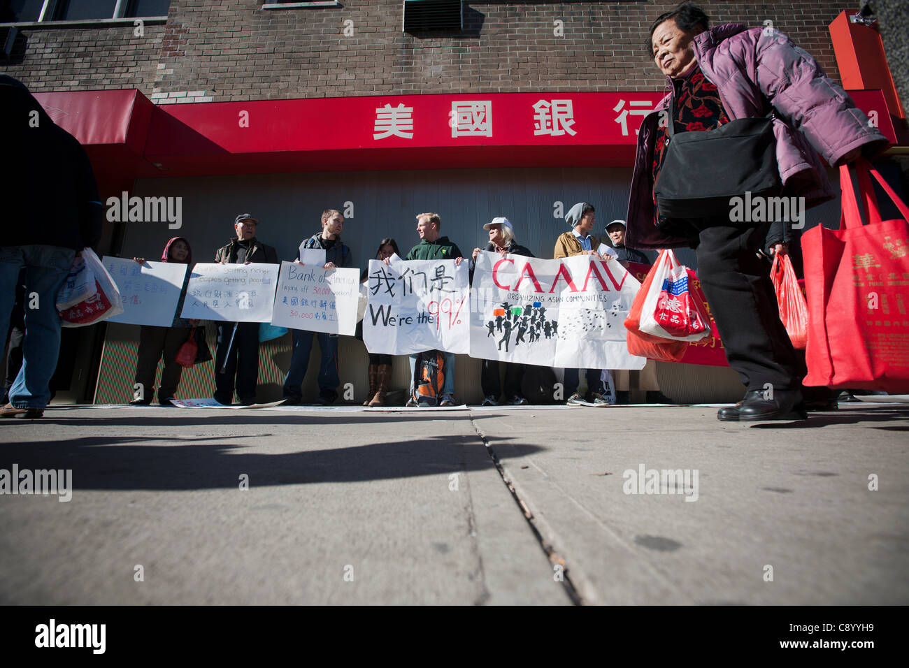 Lokale Gemeinschaftsorganisationen Rallye vor einer Filiale der Bank of America in Chinatown in New York auf Bank Transfer Day, Samstag, 5. November 2011. Bank Transfer Day ist eine Graswurzelbewegung, die Förderung der Verbraucher um ihr Guthaben auszahlen lassen, von großen Banken und erneut auf Cre einzahlen Stockfoto