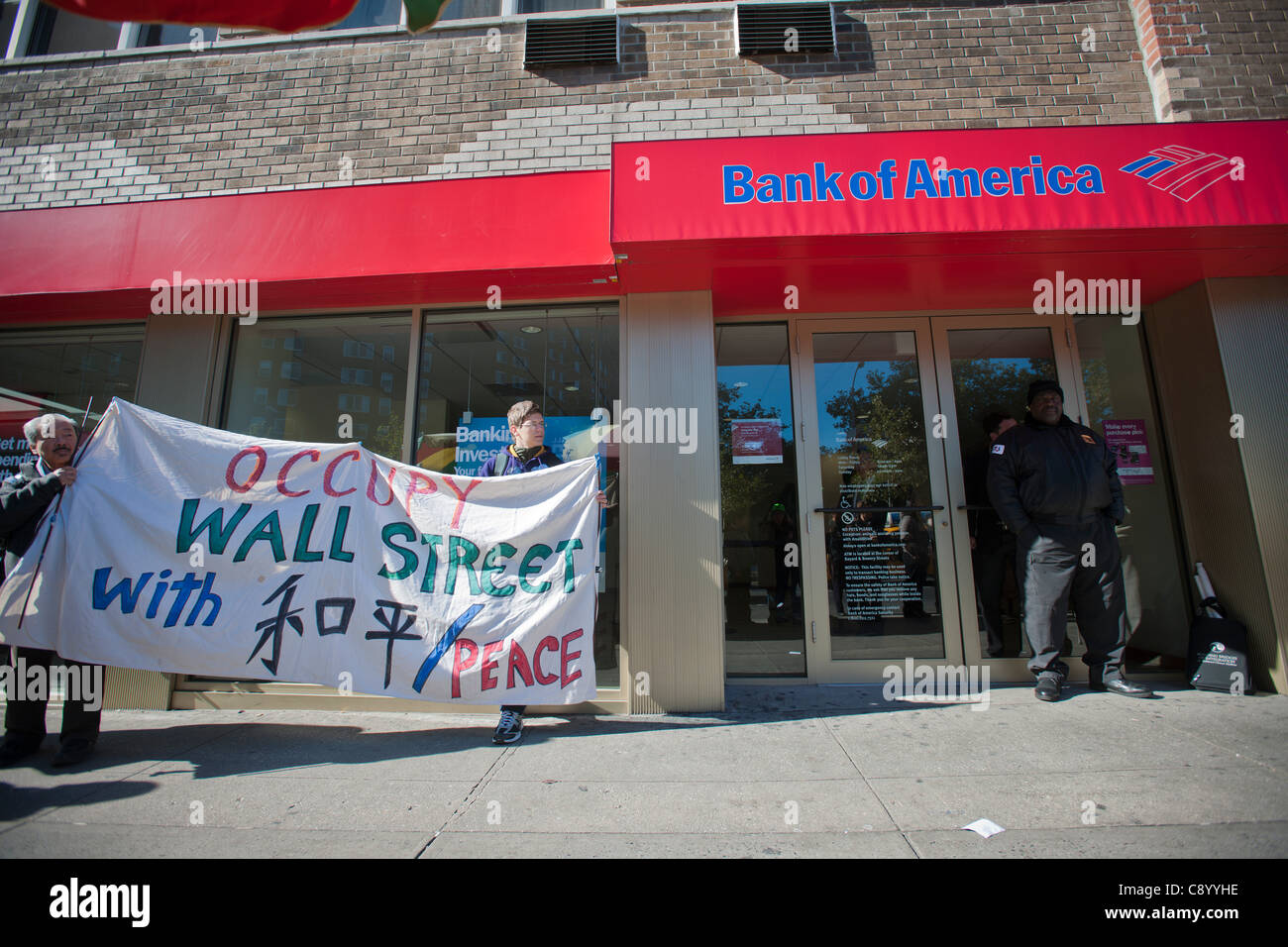 Lokale Gemeinschaftsorganisationen Rallye vor einer Filiale der Bank of America in Chinatown in New York auf Bank Transfer Day, Samstag, 5. November 2011. Bank Transfer Day ist eine Graswurzelbewegung, die Förderung der Verbraucher um ihr Guthaben auszahlen lassen, von großen Banken und erneut auf Cre einzahlen Stockfoto