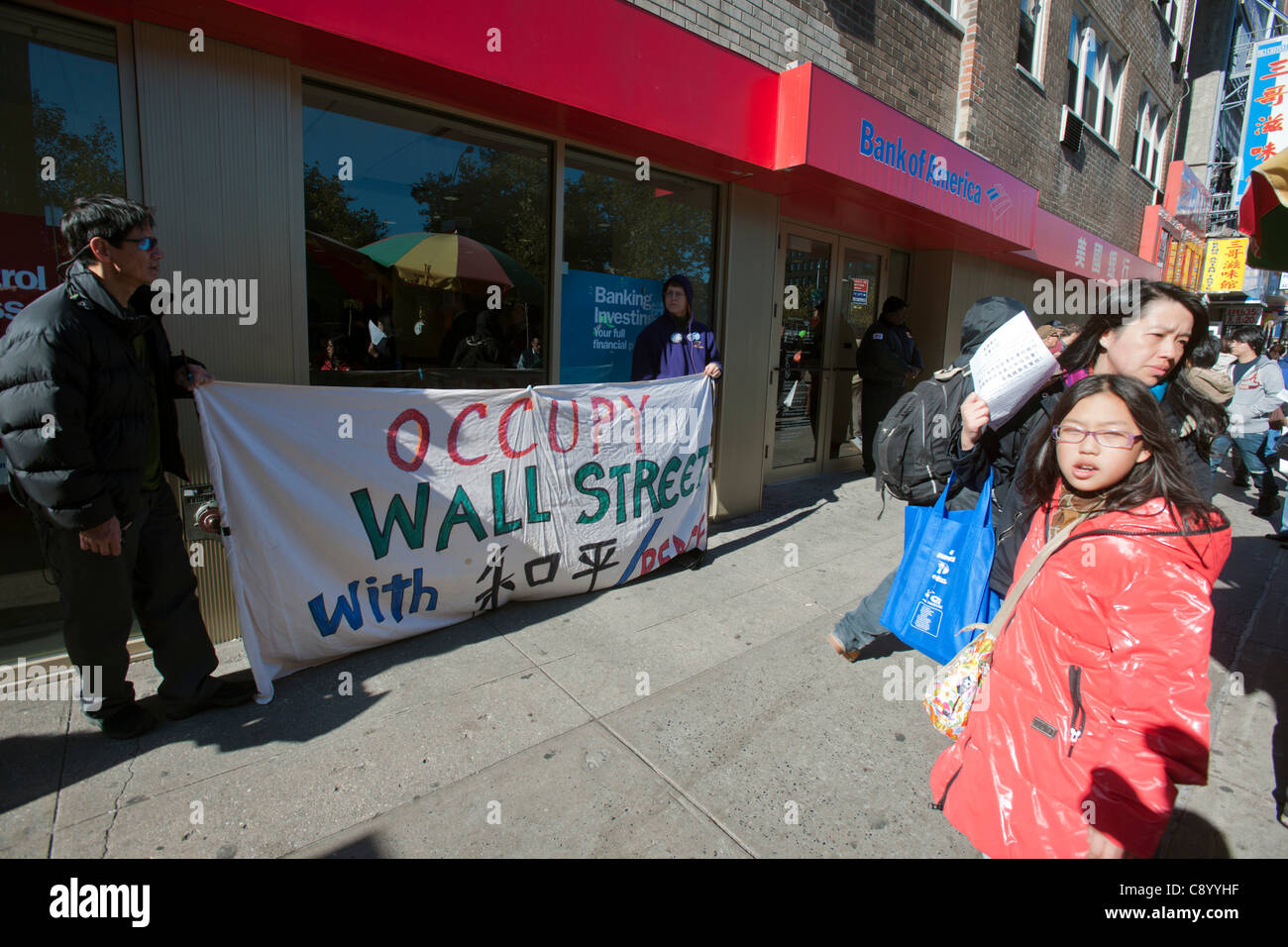 Lokale Gemeinschaftsorganisationen Rallye vor einer Filiale der Bank of America in Chinatown in New York auf Bank Transfer Day, Samstag, 5. November 2011. Bank Transfer Day ist eine Graswurzelbewegung, die Förderung der Verbraucher um ihr Guthaben auszahlen lassen, von großen Banken und erneut auf Cre einzahlen Stockfoto