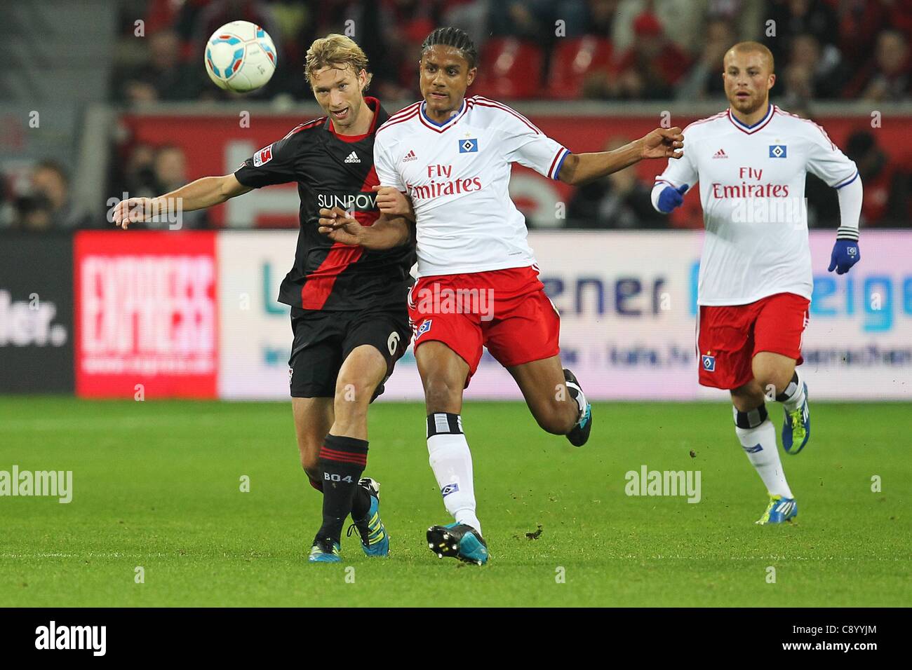 05.11.2011. Bayer Leverkusen gegen Hamburger SV in der BayArena in Leverkusen Simon Rolfes Leverkusen links Michael Mancienne Hamburg rechts Stockfoto