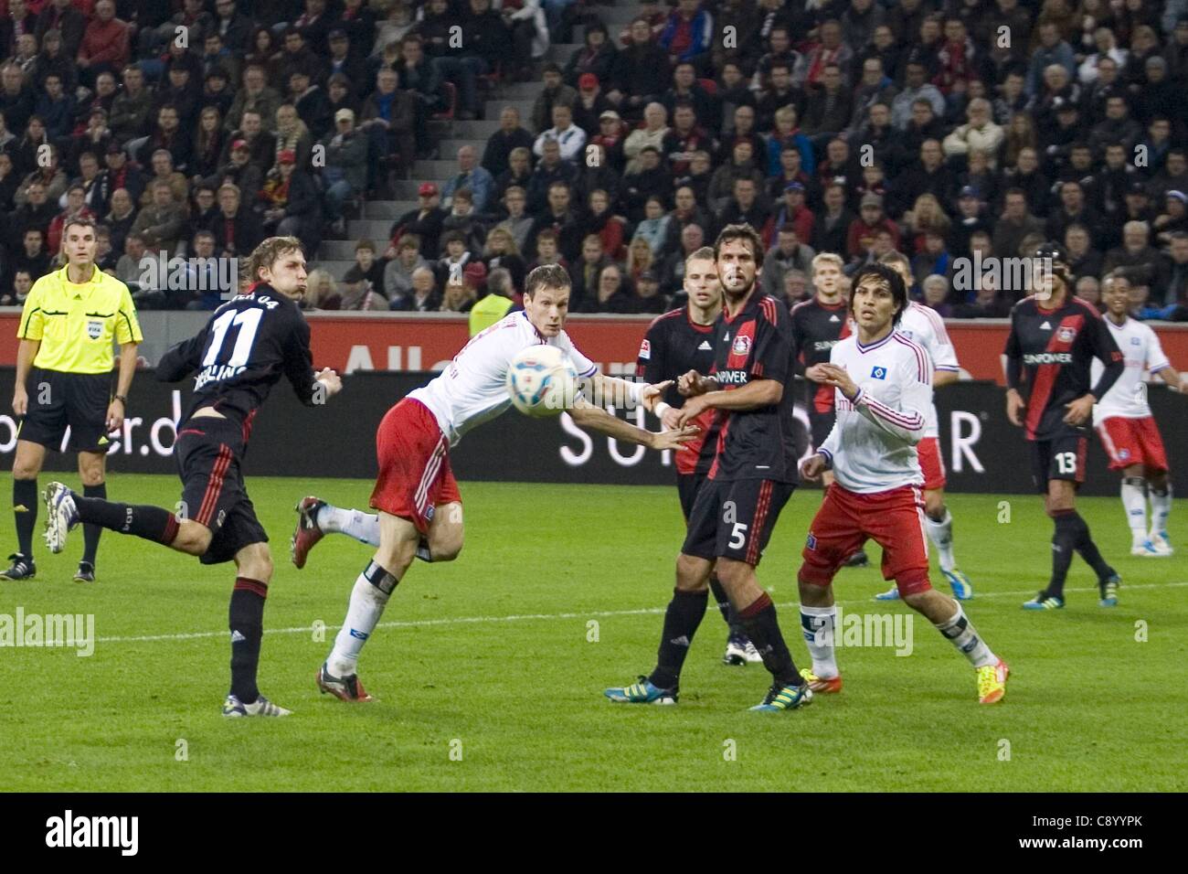 05.11.2011. Deutschland Leverkusen BayArena. Bayer 04 Leverkusen gegen Hamburger SV. Ein Tor ist kurz vor dem Ende des Spiels durch Stefan Kiessling mit Manuel Friedrich Leverkusen Marcell Jansen HSV Stockfoto