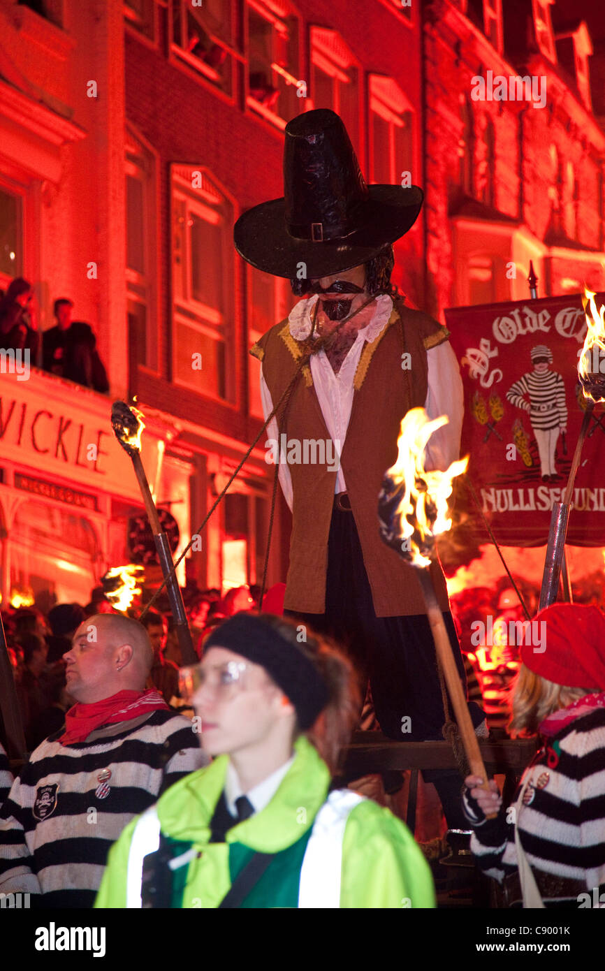 Ein Bildnis von Guy Fawkes, die versuchten, die Houses of Parliament im Jahre 1605 sprengen wird durch die Straßen von Lewes, Sussex, England während der jährlichen Lagerfeuer feiern des 5. November 2011 vorgeführt. Dies ist die größte Kerl Fawkes Nacht feiern in Großbritannien mit bis zu 70.000 Teilnahme Stockfoto