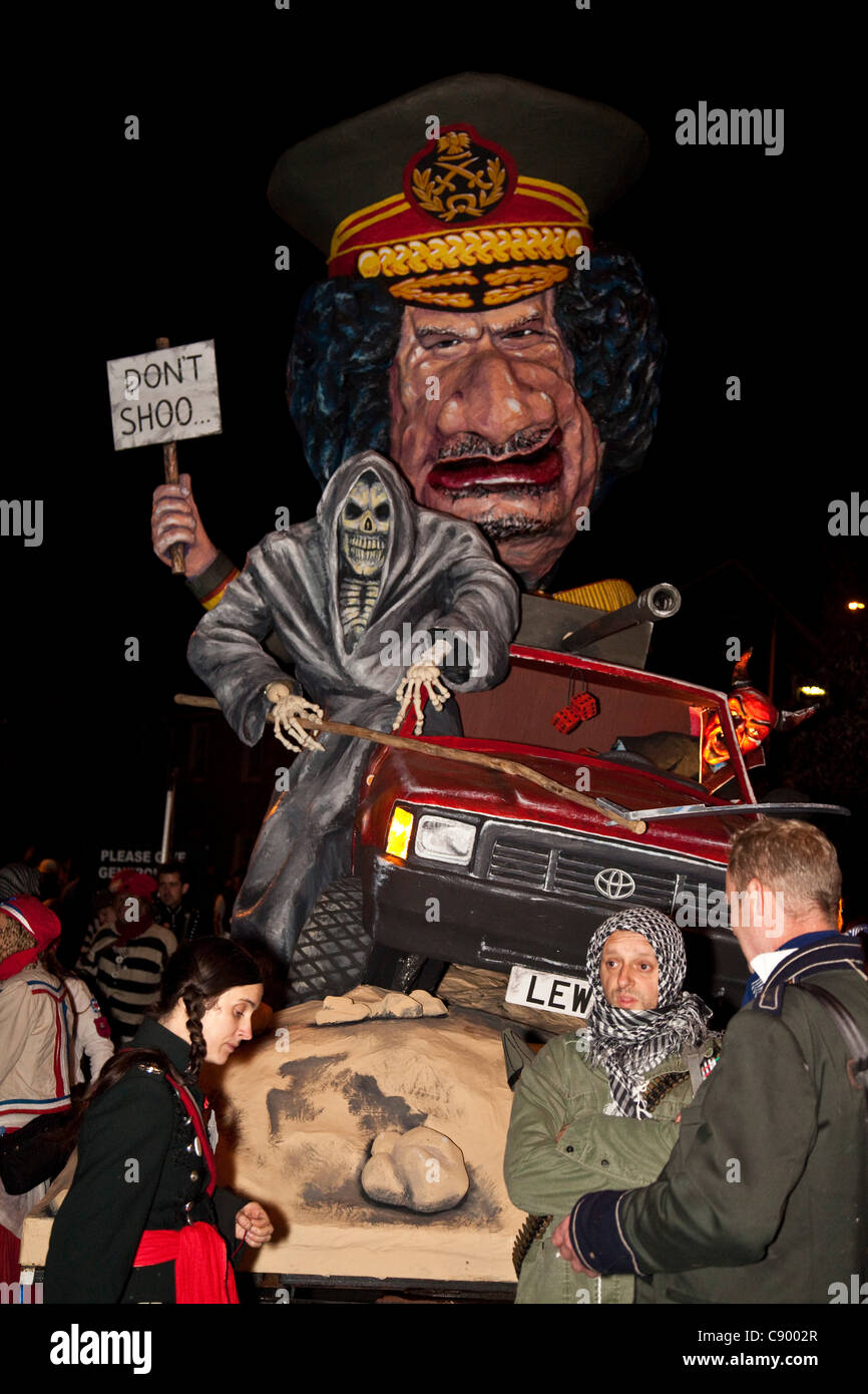 Einen riesigen Bildnis des ehemaligen libyschen Diktator Muammar Gaddafi ist während des jährlichen Kerl Fawkes Nacht (Bonfire Night) feiern, Lewes, Sussex, England, 5. November 2011 durch die Straßen von Lewes vorgeführt. Dies ist die größte Kerl Fawkes Nacht feiern in Großbritannien mit bis zu 70.000 Teilnahme Stockfoto