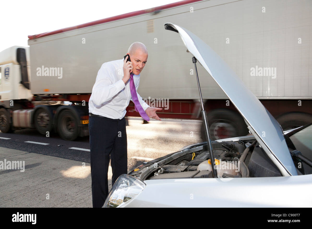 Mann mit aufgeschlüsselt Auto Autobahn Stockfoto