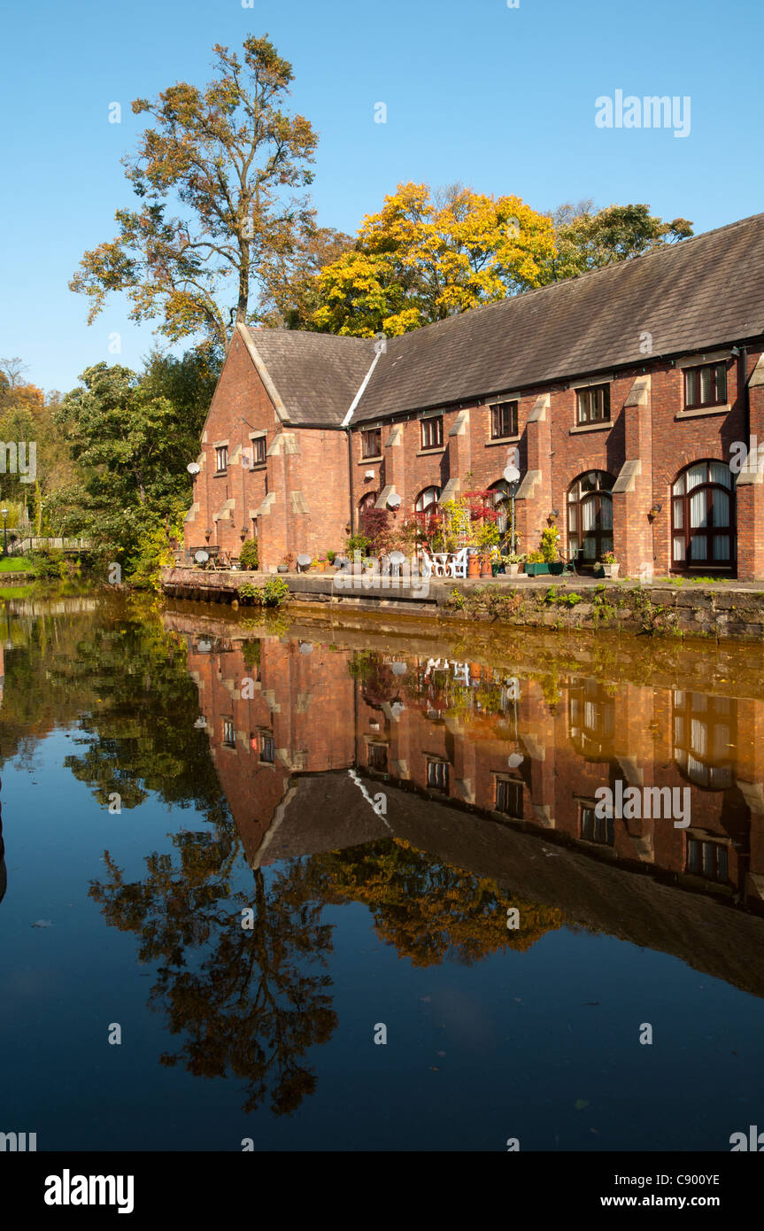 Gehäuse von der Seite der Bridgewater Canal, Worsley, Salford, Manchester, England, UK Stockfoto