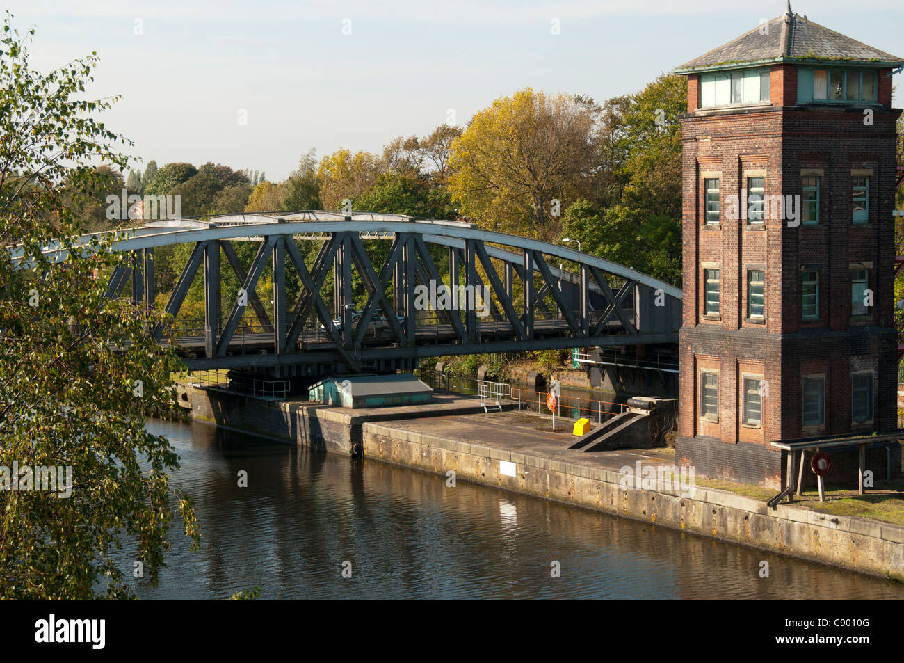 Die Barton Straße Drehbrücke, die die B5211-Straße über den Manchester Ship Canal führt. Barton, Manchester, England, UK Stockfoto