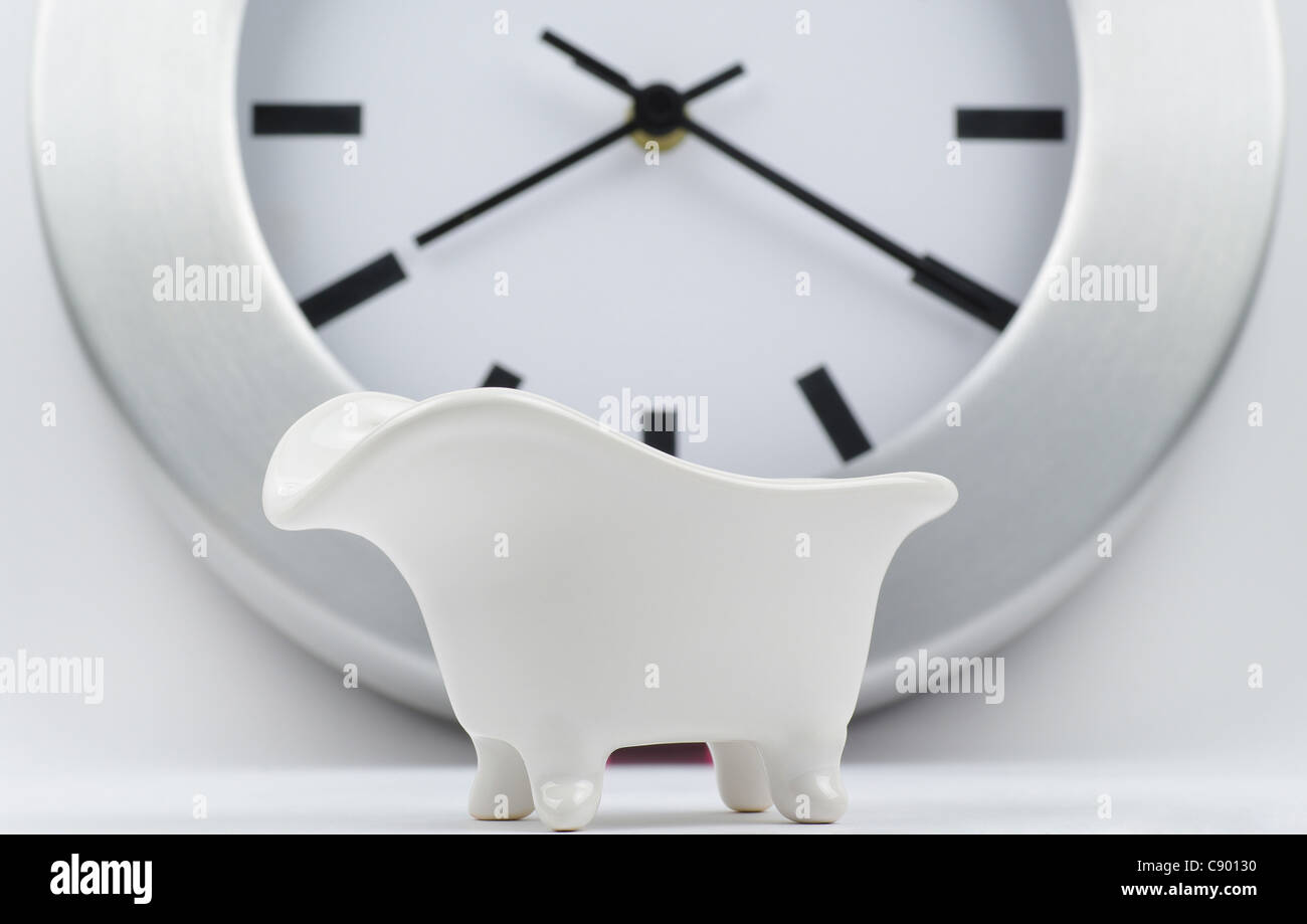 weiße Wanne mit einem Uhr-Hintergrund Stockfoto
