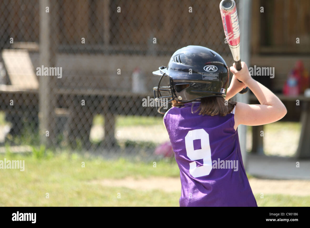 Softball Mädchen 6-7 Jahre alt an bat auf Ball schlagen Stockfoto