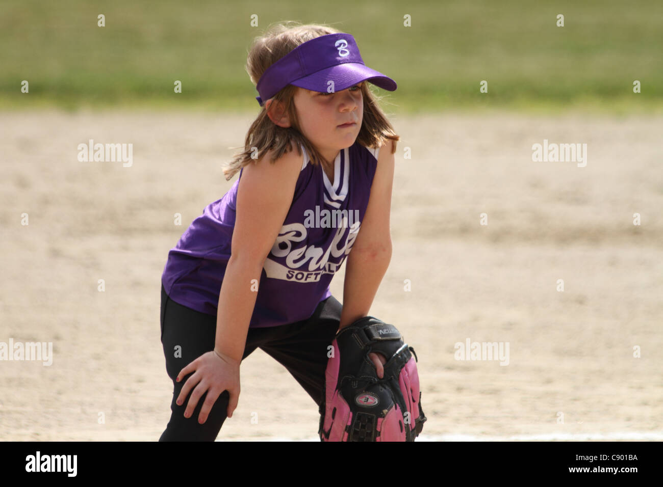 Softball bereit auf das Feld Mädchen 6-7 Jahre alt Stockfoto