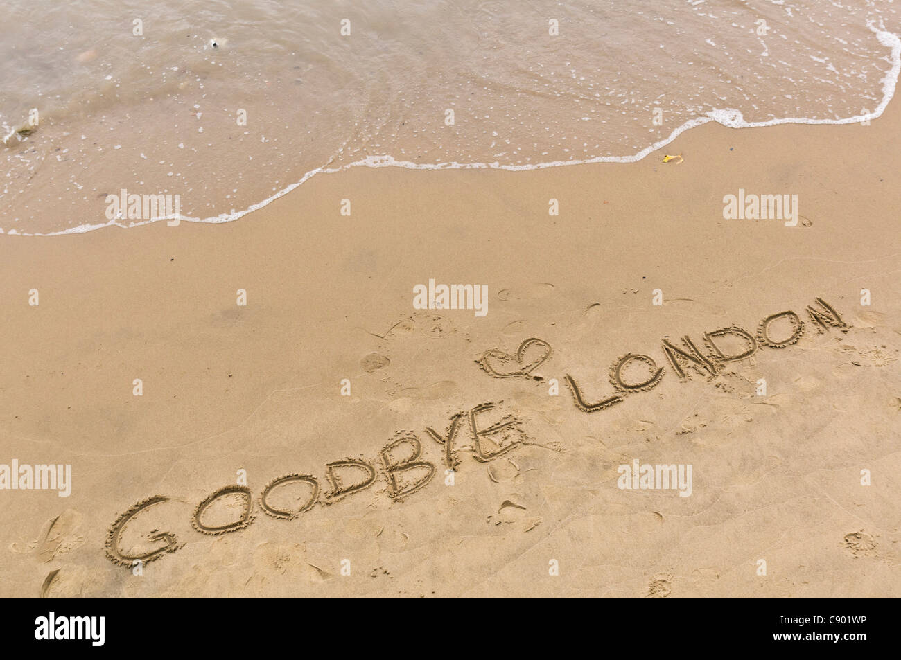 Themse, London, South Bank bei Blackfriars - Goodbye London in sauberen, unbelasteten am Fluss Sand geschrieben Stockfoto