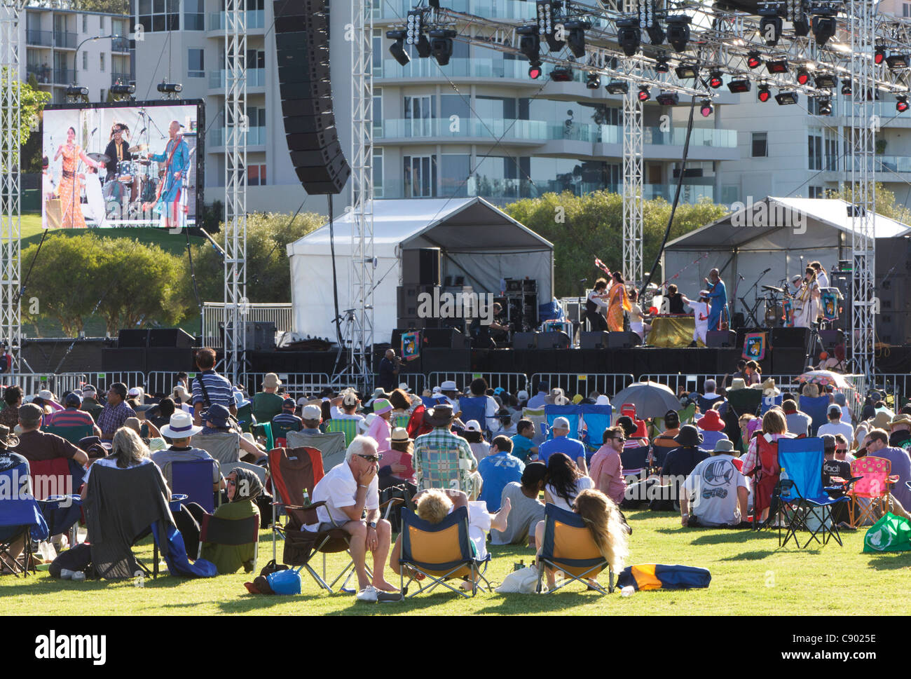 Die Bombay Royale Band spielen beim CHOGM 2011 Commonwealth Festival Finale Konzert in South Perth, Western Australia Stockfoto