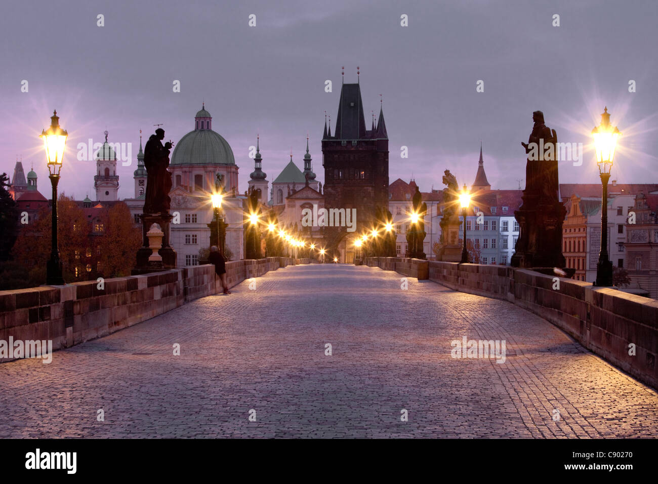 Tschechische Republik-Prag - Karlsbrücke und Türme der Altstadt in der Morgendämmerung Stockfoto