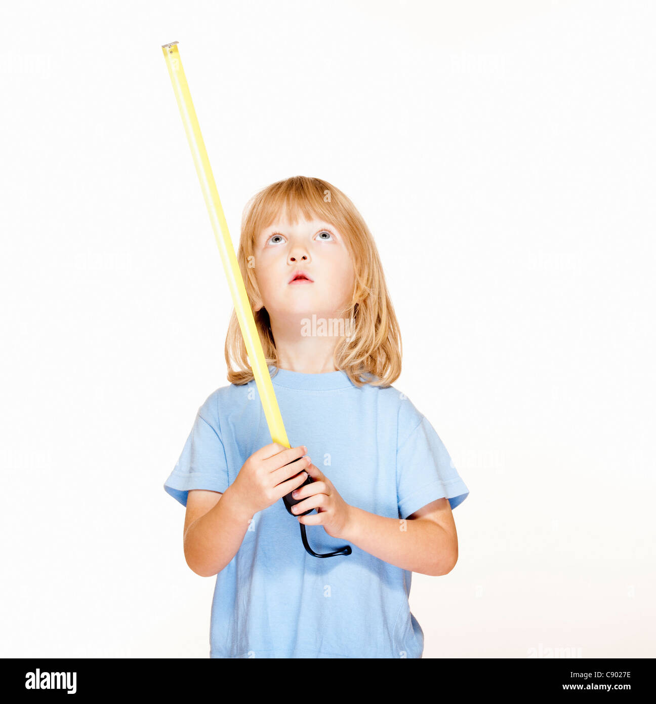 Junge mit langen blonden Haaren halten Sie ein Maßband, suchen Sie sich Stockfoto