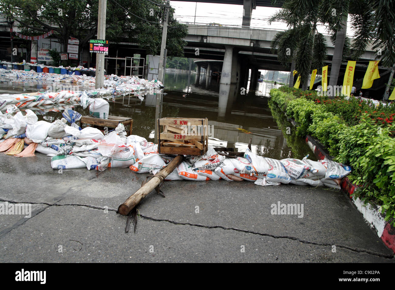 Sandsäcke geschützt Hochwasser an der Phaholyothin Road, Pathum Thanni Provinz, Thailand Stockfoto