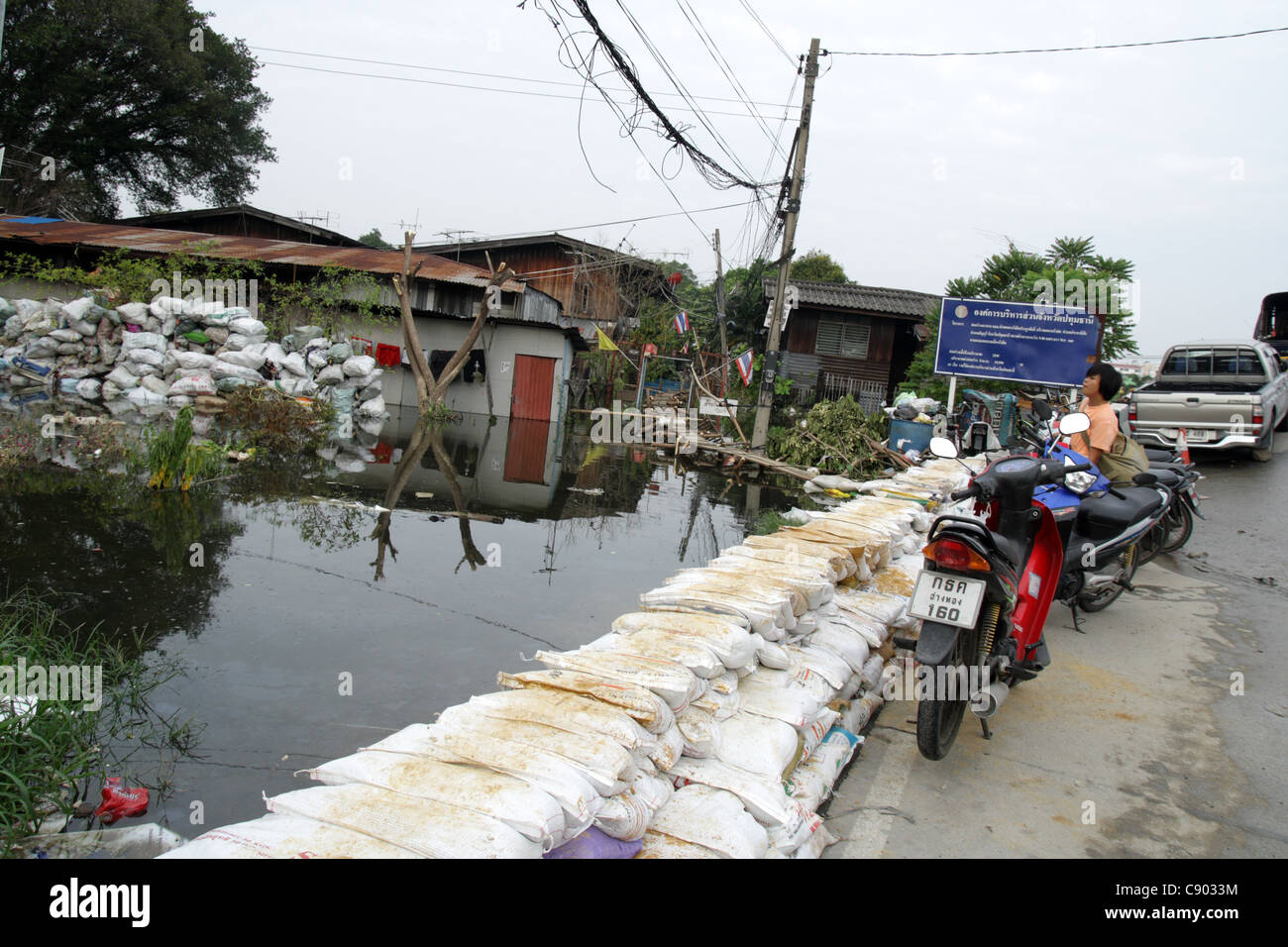 Sandsäcke Wand auf Straße, Rangsit, Pathum Thanni Provinz, Thailand Stockfoto