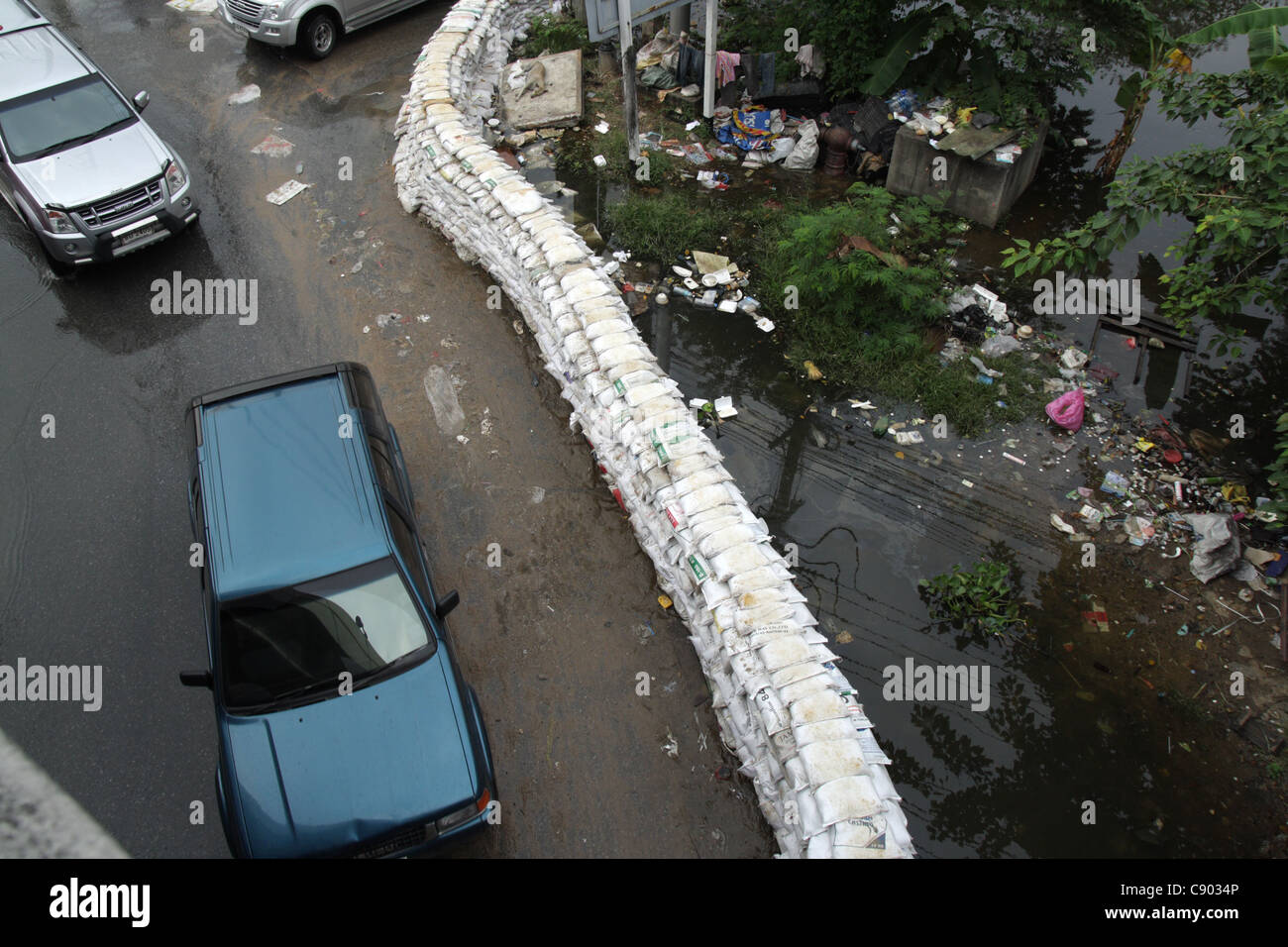 Sandsäcke Wand auf Straße, Rangsit, Pathum Thanni Provinz, Thailand Stockfoto