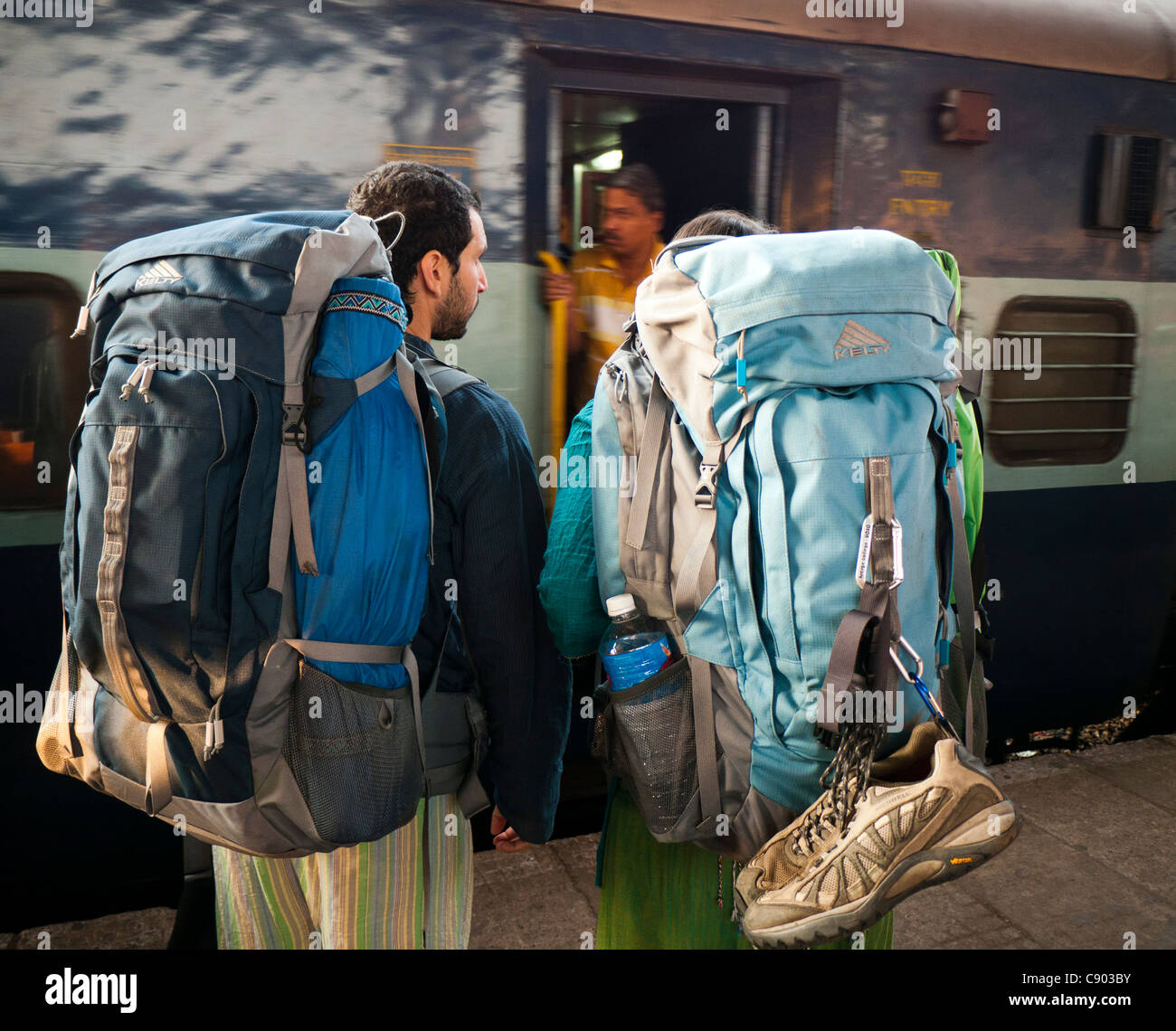 Rucksacktouristen, die warten auf eines Zuges in Indien Stockfoto