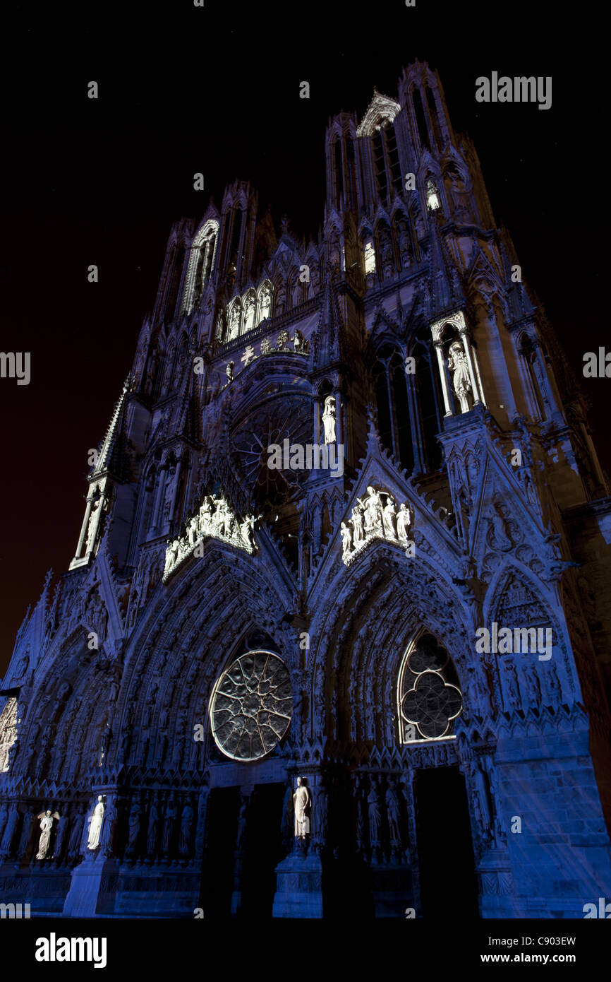 Lichtshow zum 800-jährigen Jubiläum der Kathedrale (2011). Reims, Marne, Grand Est, Frankreich. Stockfoto