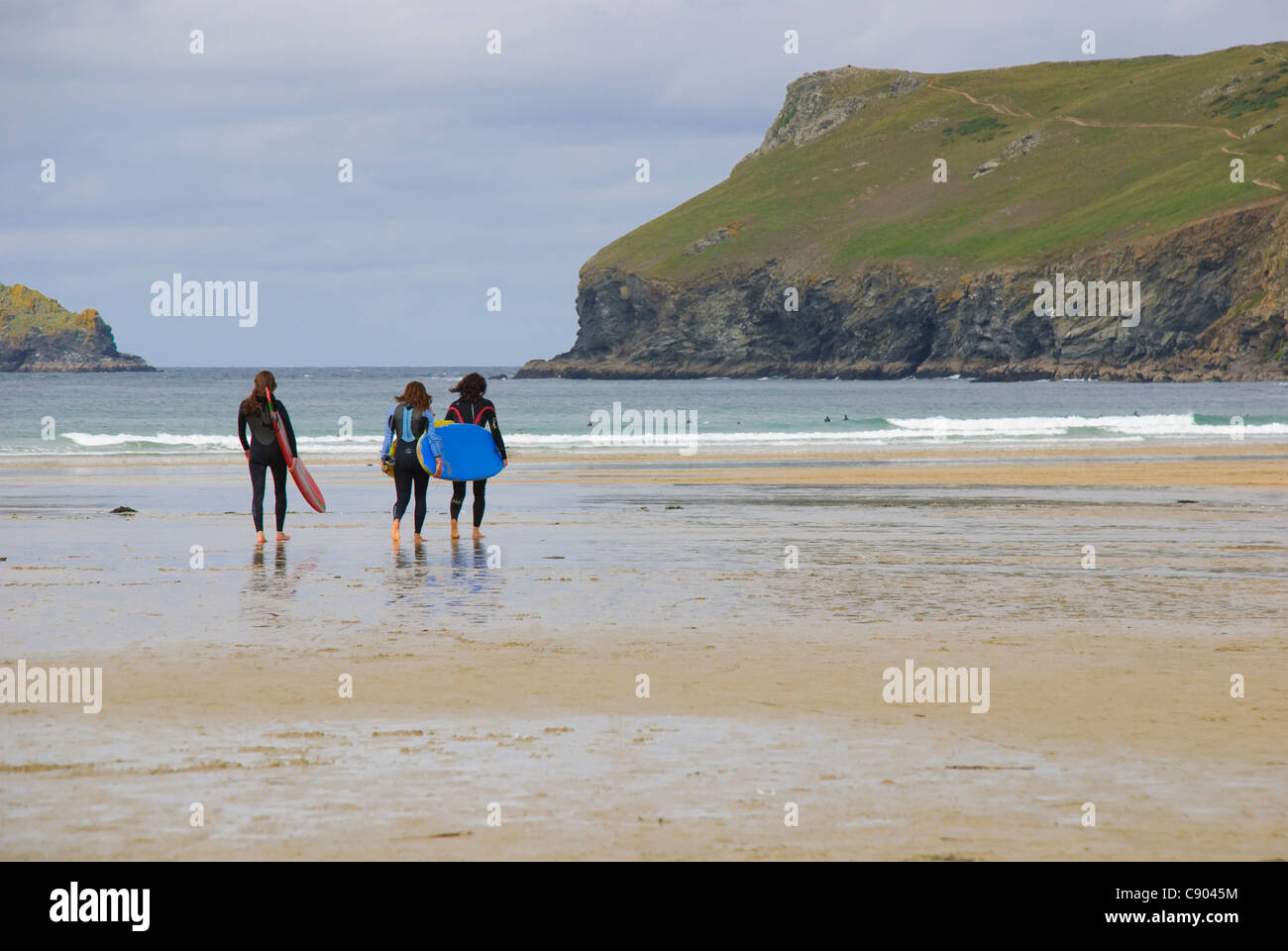Surfer am Polzeath Strand, Cornwall, UK Stockfoto