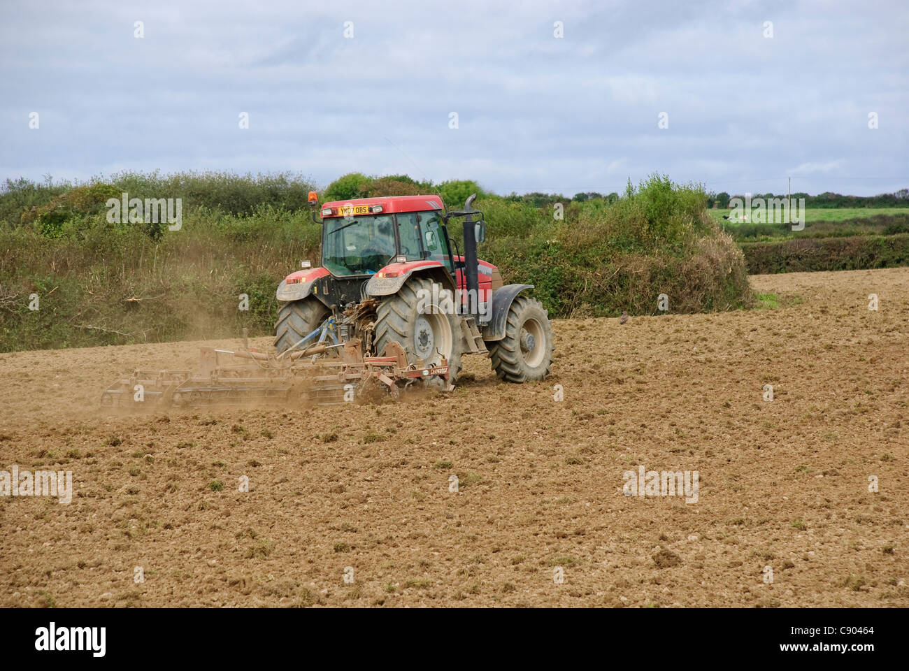 UK-Landwirtschaft - Traktor im Feld Cornwall UK Stockfoto