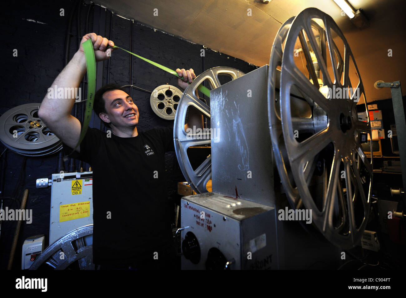Jon Barrenechea der Manager des Duke of York Kinos Brighton in den Vorführraum UK Stockfoto