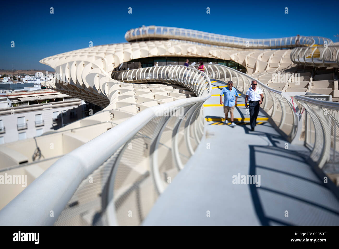 Menschen auf dem Gehweg an der Oberseite Metropol Parasol Struktur, Sevilla, Spanien. Geneigte Objektiv für geringere Schärfentiefe. Stockfoto