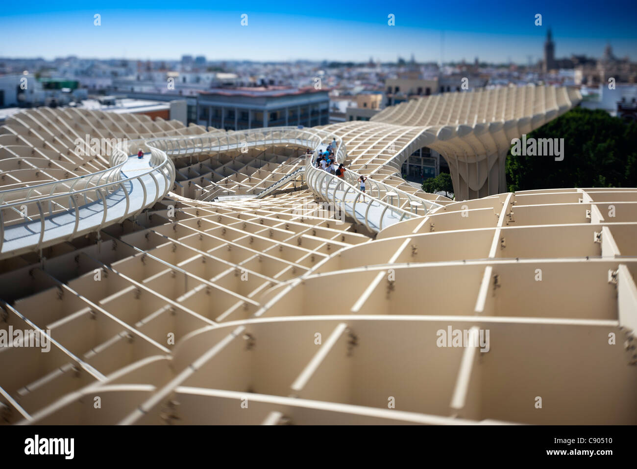 Menschen auf dem Gehweg an der Oberseite Metropol Parasol Struktur, Sevilla, Spanien. Geneigte Objektiv für geringere Schärfentiefe. Stockfoto