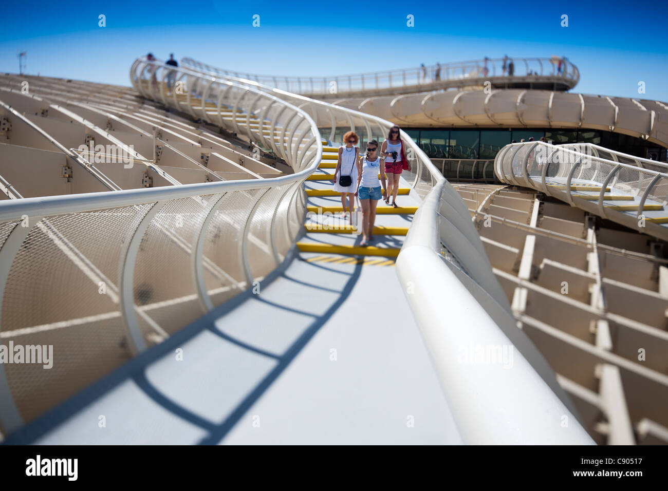 Menschen auf dem Gehweg an der Oberseite Metropol Parasol Struktur, Sevilla, Spanien. Geneigte Objektiv für geringere Schärfentiefe. Stockfoto