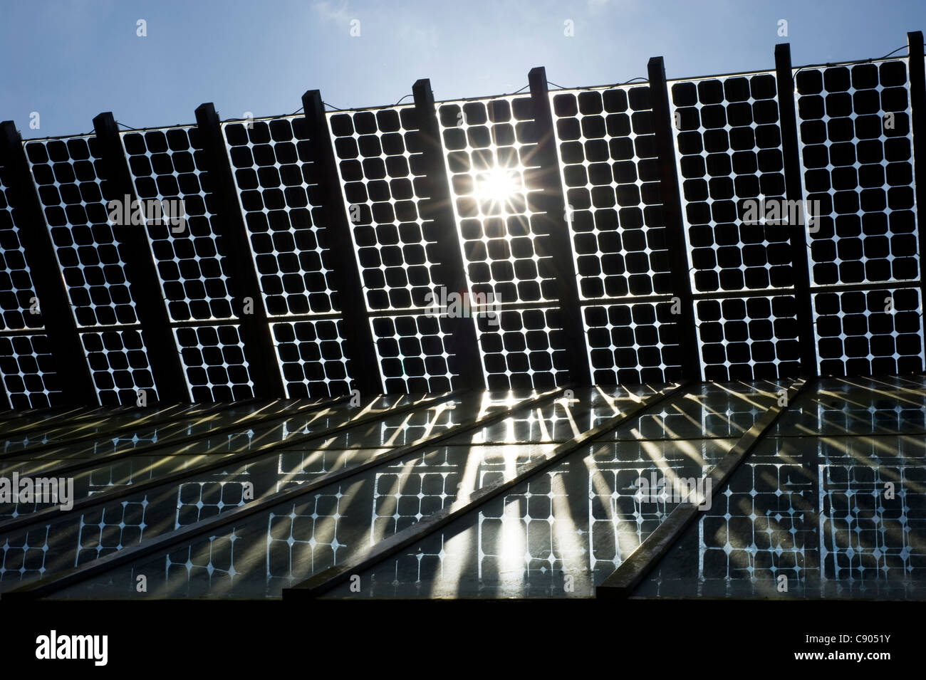 Photovoltaik-Module auf einem angetriebenen Solardach Stockfoto