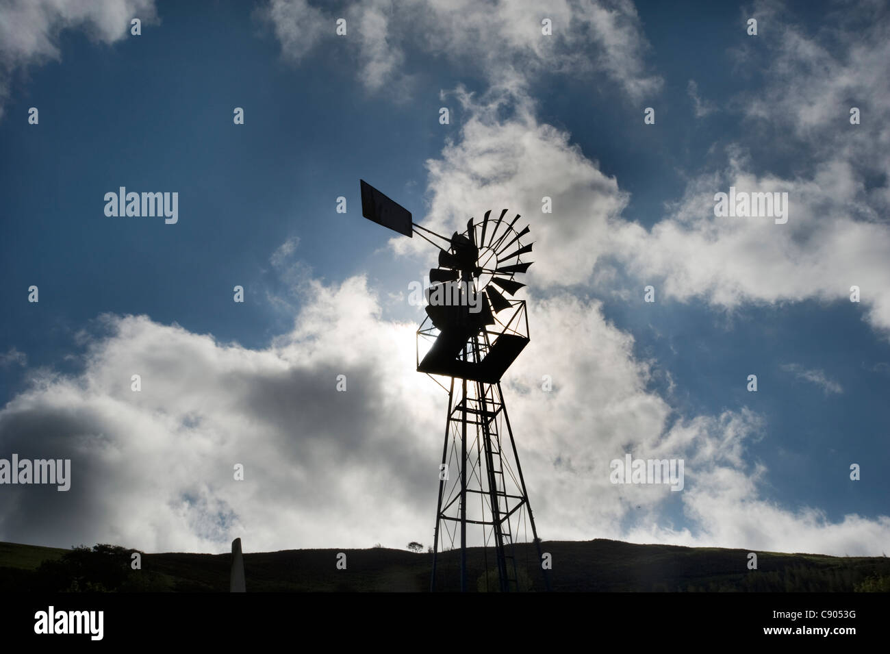 Eine "Multi-Blade" Windmühle zur Wasser-Pumpen im Wind-Pavillon in der Mitte für Alternative Technologie, Nordwales Stockfoto