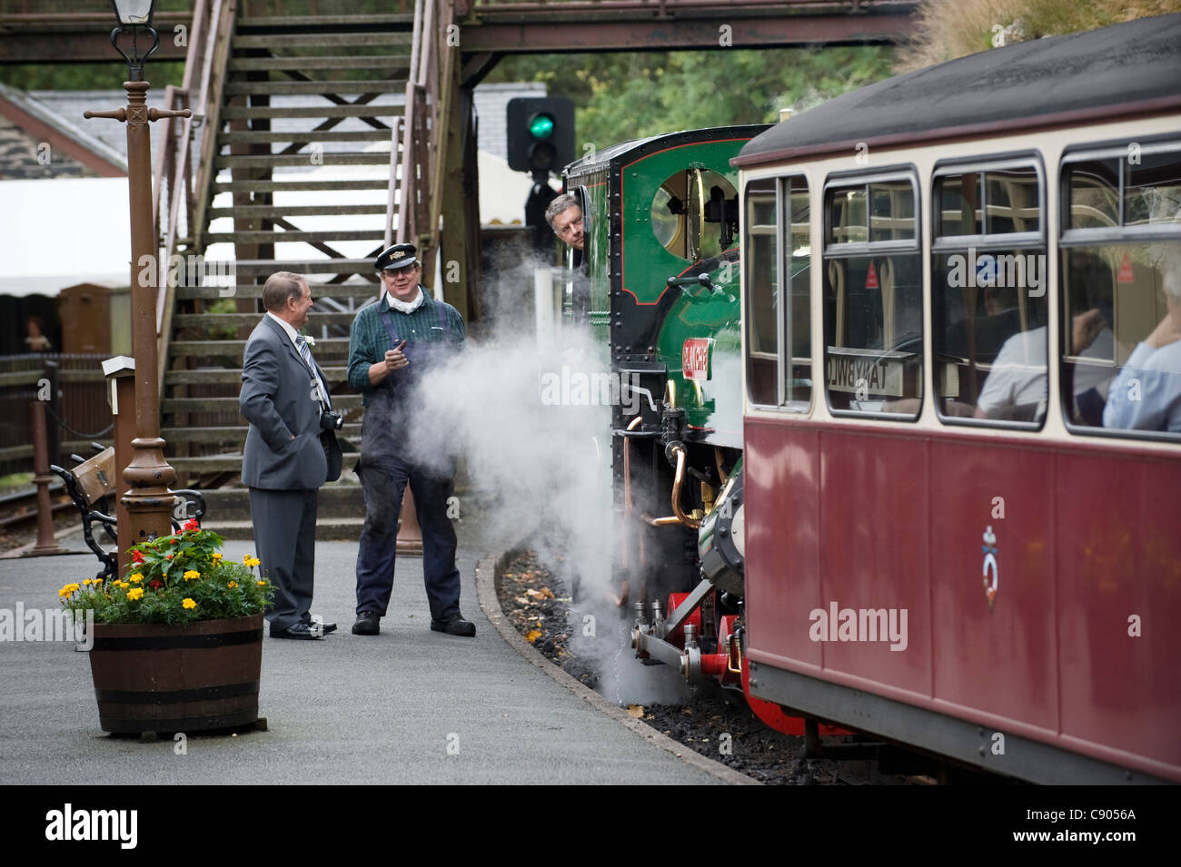 Der Lokführer und Heizer von 2 Fuß Schmalspur Dampf Lok "BLANCHE" erwarten um Tan -Y-Bwlch Station auf der Bahn wieder abfliegen verläuft zwischen Porthmadog und Blaenau Ffestiniog, Snowdonia, North Wales, UK. Stockfoto