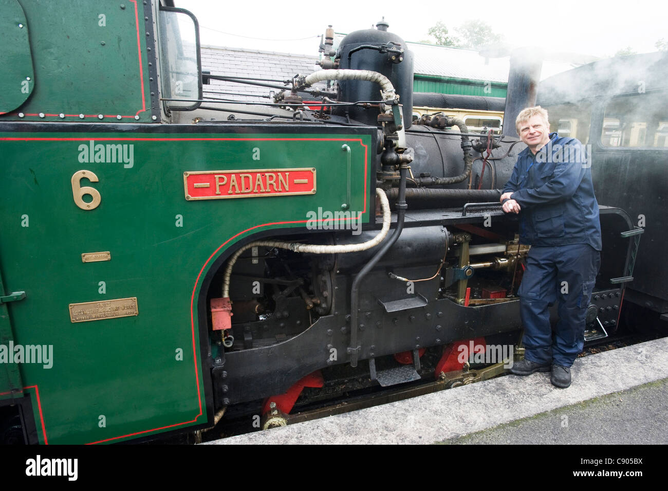 2ft 7-Zoll-Treiber. Schmalspur Dampf Lok Nr. 6 "Padarn" mit seinem Motor Llanberis Bahnhof am Fuße des Mount Snowdon, Snowdonia, Nordwales. Stockfoto